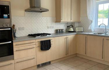 Beautiful 4-Bedroom Home for Groups & Families - Foto 5