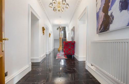 6BR House with Butler, Sauna & Hot Tub in Glasgow - Photo 14