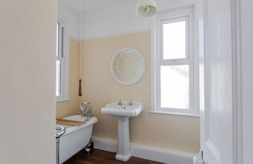 Stylish 3-Bed Home - 2 Mins to Beach & Town - Foto 34