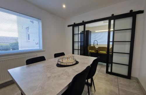 Modern Detached 3 bedroom home with off-road parking & bike store - Photo 21