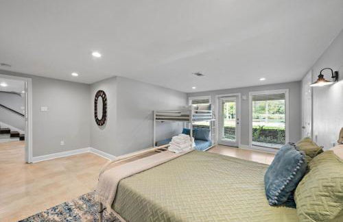 Waterfront oasis with private pool, game room, fire pit and volleyball court - Foto 55