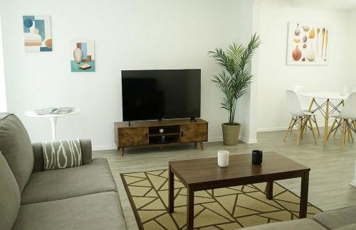 Spacious 2BR Townhouse - 3 Queens - Sleeps 8 - Foto 1