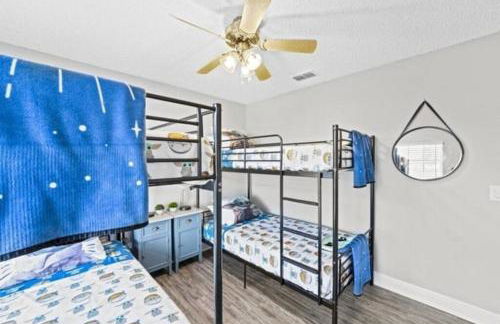 Retreat with Heated Pool in a Serene Community - Foto 19