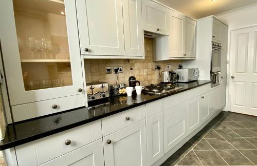 Lovely house in a great location with Parking, WiFi & Smart TV - Near Poole & Bournemouth - Foto 9