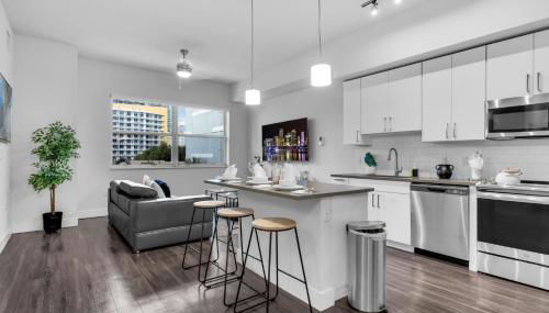 Sunny 1BR Unit With Free Parking Prime Location - Foto 1