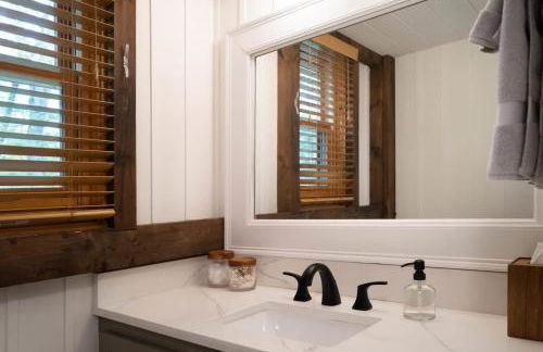 Berkshire Vacation Rentals: Stonebridge Cabin: Modern Amenities Enjoy Nature - Foto 32