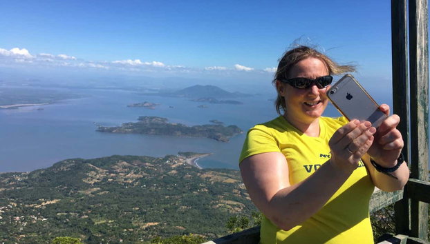 Excursión al volcán de Conchagua - Foto 5, Haciéndonos un selfie con el paisaje de fondo