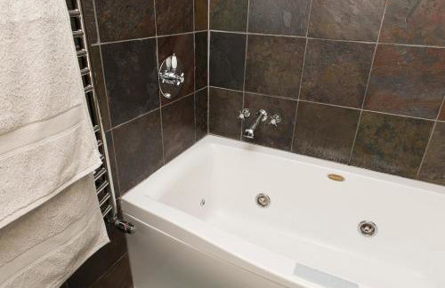 Artist's Hawkhurst Home with Heated Pool & Sauna - Foto 51