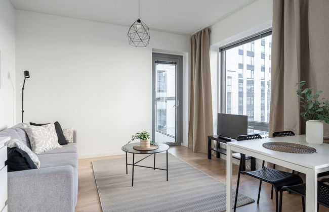 New 1BR Home with Balcony next to Railway Station - Foto 3