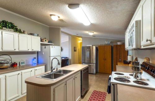 Lakefront Many Vacation Home with Deck and Views - Foto 8