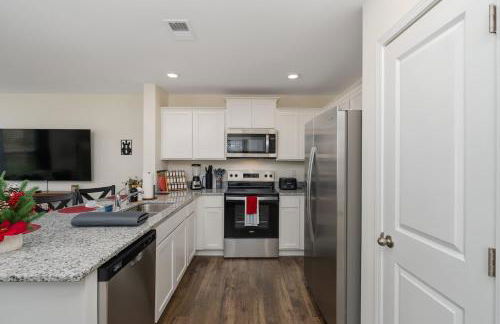 Stylish 3BR Getaway across Bristol Speedway - Foto 23