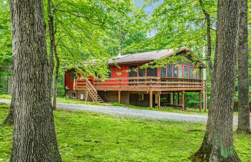 Cabin w hot tub & kayaks by river - Foto 10