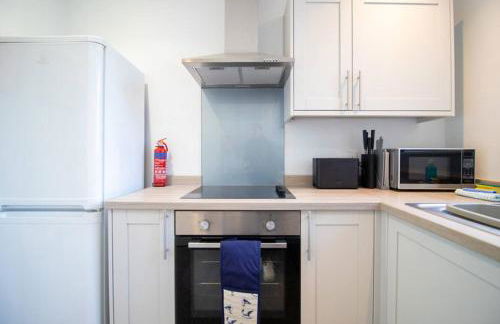 The Little Blue House by Sheppey Stays -Cosy 2BR Blue House - Near Docks with Parking - Foto 3