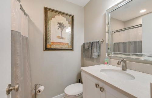 1 Mi to BOA Stadium! Walkable Condo with Porch - Foto 18