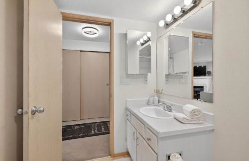 Free Parking - City Views - Near Attractions - Foto 27