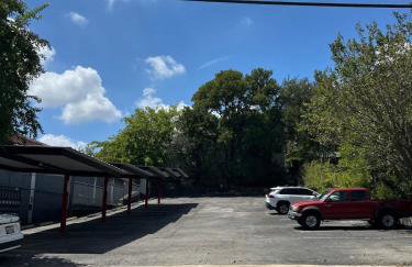 Steps away from Downtown Restaurants and Bars - King Bed - Foto 24