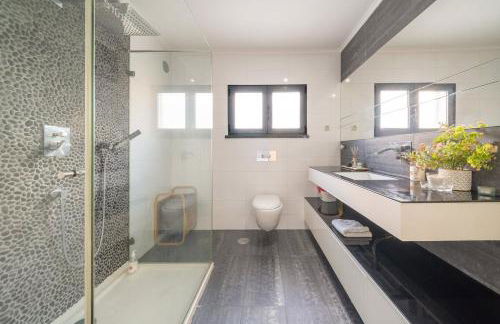 GuestReady - Charming family retreat with pool - Photo 27