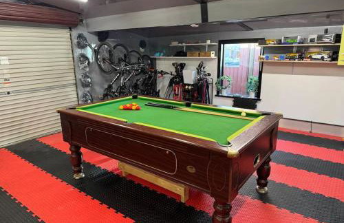 Stunning Central Villa by Golf Course & Beach - Foto 10