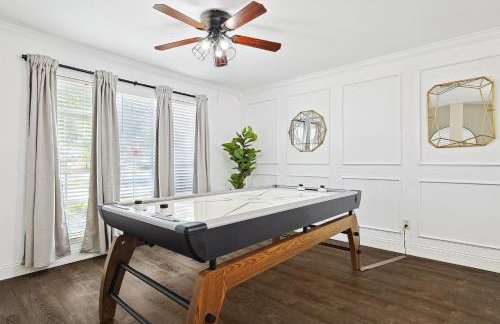 Modern Comforts & Classic Charm w Pool 5BD - Foto 5