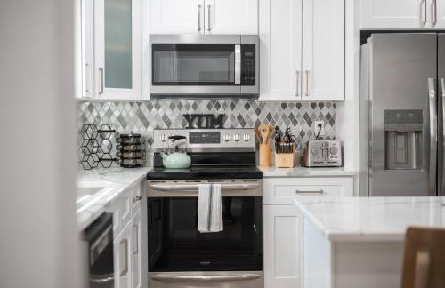 Wood Circle House - Dog Friendly with Fenced in Backyard - Foto 50