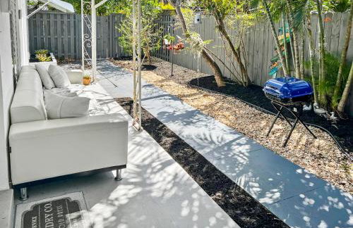 Stylish Tropical Key West Home - Private Yard, Free Parking & Laundry - Foto 17