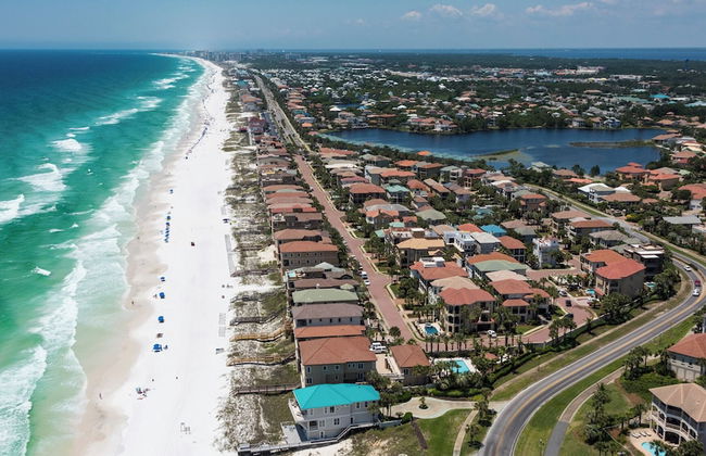 4BR Home, Private Pool, Steps From Beach, Minutes to Top Attractions - Foto 61