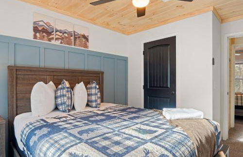 Cozy Cinema Cabin - Hot Tub and More - Foto 43