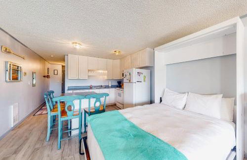 Cozy Coastal Condo Steps from the Beach with Deck Views - Foto 20