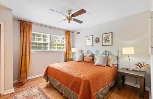 5BR Woodland Retreat on 7 Acres with a Pond - Foto 9