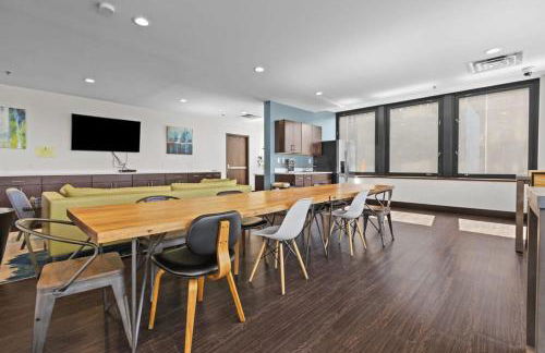 Sleek 2BR Downtown Retreat with Gym - Foto 25
