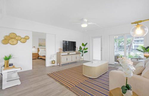 Waterfront Oasis 2BR 2BA with Pool, Gym, Balcony & Parking - Foto 6