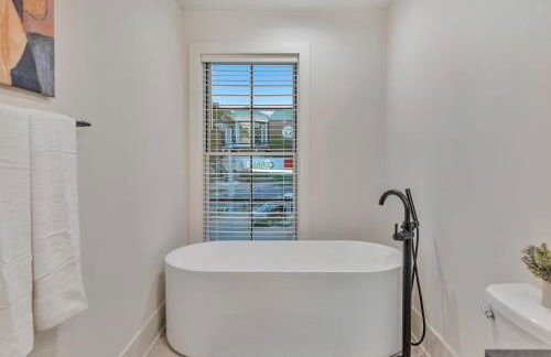 New 2 Luxe Townhomes with Rooftops Sleeps 24 - Foto 40