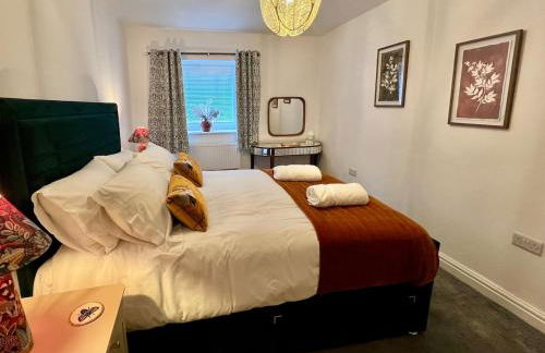 Old Betting Shop for 3 & Furry Friend - Photo 3