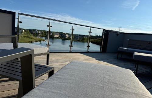 Still Waters - Luxury Lakeside Retreat with Hot Tub - Photo 68