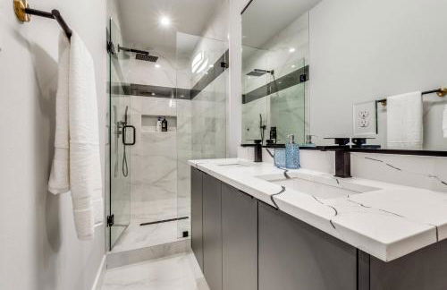 Luxurious Newly Built 5BR 5BA | Rooftop W/ Grill - Foto 29