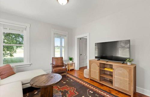 Hudson Restored Farmhouse with Fire Pit - Foto 17