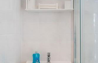 The Little Blue House by Sheppey Stays -Cosy 2BR Blue House - Near Docks with Parking - Foto 20