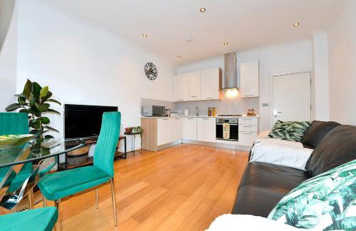 Hendon Escape Luxury Apartment with En-suite Bath - Photo 12