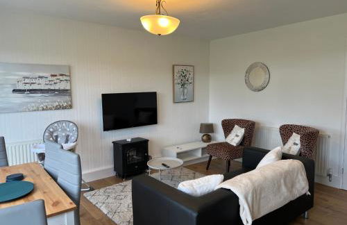 CHINE COTTAGE self-catering coastal bungalow in rural West Wight - Photo 7