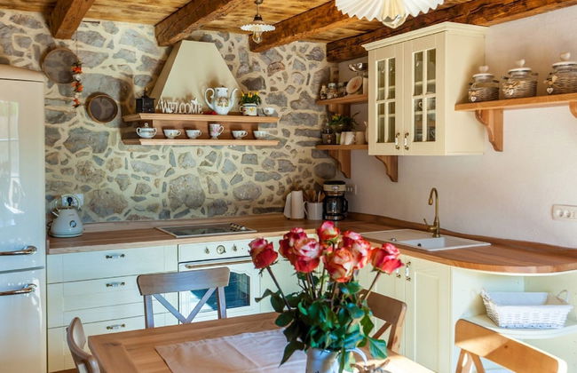 Gorgeous Villa With Private Swimming Pool and Covered Terrace - Photo 5