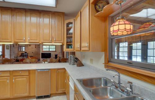 Beautiful Toledo Bend Retreat with Private Dock - Foto 11