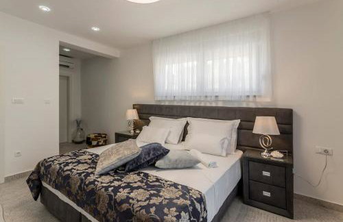 Luxe villa with pool, jacuzzi, and sauna - Foto 21