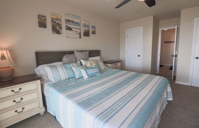 Superb Home With Private Walkover to Beach - Foto 25