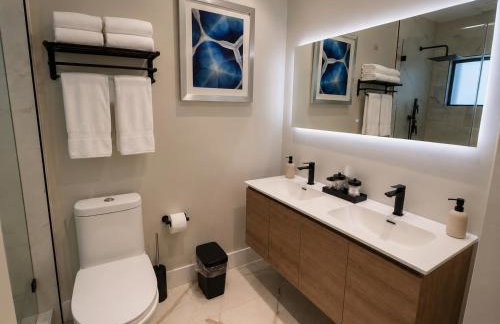 Modern Miami Home l Sleeps 12 l Free Parking - Photo 33