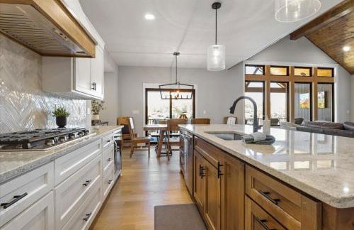 Accessible Lakeside Luxury at the 45mm w/ Private Dock, Sunset Views & More - Foto 13