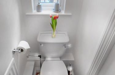 Knaphill - 2 Bedroom Terrace House - With Garden - Photo 11