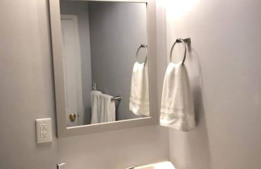 Renovated 3 bedroom close to downtown! - Photo 18