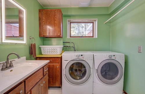 Lakefront Townsend Cabin with Fire Pit and Dock! - Foto 18