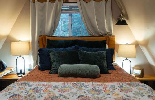 Secluded Forest Cabin with Hot Tub and Private Waterfall - Foto 41