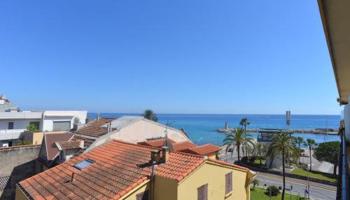 55E - Superbe studio climatisé entièrement rénové au 5ème et dernier étage sur le bord de Mer de Menton - Foto 2